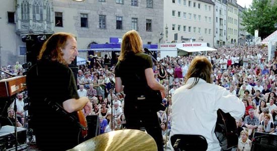 3 Musiker auf der Hauptbühne am Hauptmarkt mit Blick auf die Zuschauer