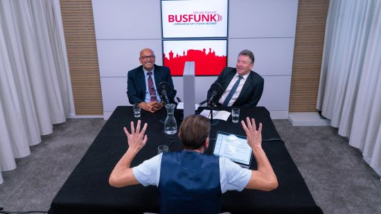 Stefan Meixner sitzt Martin Jofer und Manfred Zickermann (v.l.) im Busfunk-Studio gegenüber